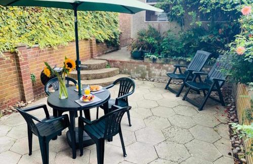 Farnham House | Spacious 3 Bedroom Home with Garden in Farnham