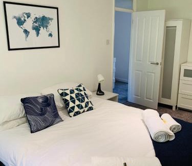 Farnham House | Spacious 3 Bedroom Home with Garden in Farnham
