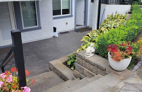 Newton House | Spacious 3-bedroom Suite in fabulous Surrey Wi-Fi, EV Charging, Basketball Court