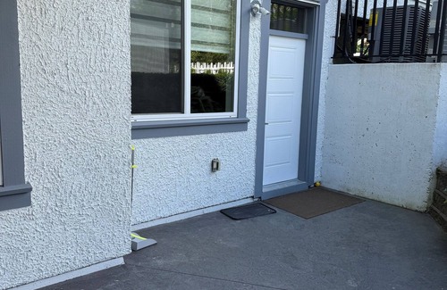 Newton House | Spacious 3-bedroom Suite in fabulous Surrey Wi-Fi, EV Charging, Basketball Court