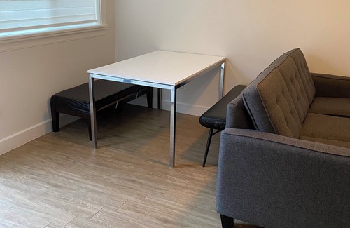 Newton House | Spacious 3-bedroom Suite in fabulous Surrey Wi-Fi, EV Charging, Basketball Court