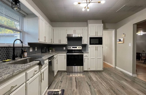 Owasso House | Spacious 3 br 15 minutes from Downtown Tulsa, close to restaurants and shopping