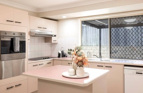 Calamvale House | Spacious 3-BR Haven Prime Location Shopping Centre