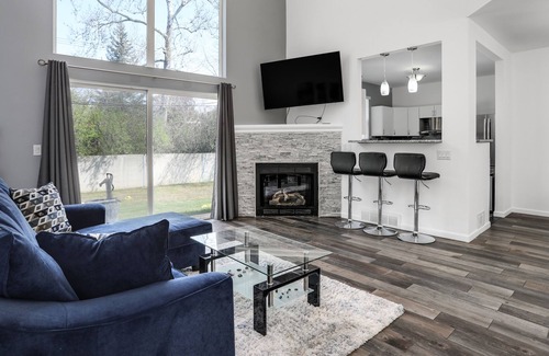 Lathrup Village House | Spacious 3 Level Condo Sleeps 7 Near Royal Oak