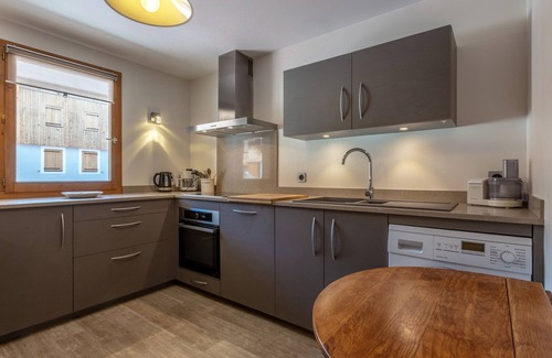 Le Cret Apartment | Spacious 3-Room Apartment with Balcony, Parking, and WiFi in Val-d'Isère