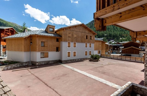 Le Cret Apartment | Spacious 3-Room Apartment with Balcony, Parking, and WiFi in Val-d'Isère