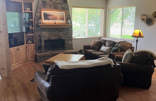 Hailey House | Spacious 3B/2BA house w/fenced yard+mountain view