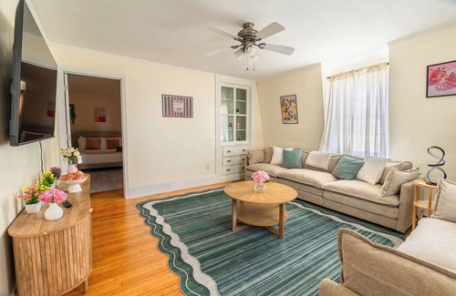 Salem Apartment | Spacious 3BDR/4Bed apartment with King + Queen beds, WiFi, AC in Downtown Salem