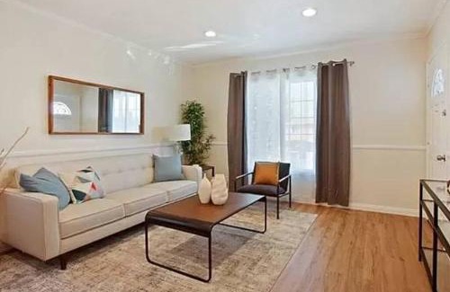 Lawndale House | Spacious 3Bdr Home close to Manhattan Beach