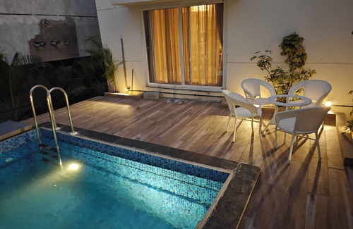 Denkanikota Villa | Spacious 3BHK New Villa with Private Pool and a Large Common Pool