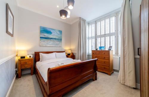 Thamesfield Apartment | Spacious 3BR 2BH Apt with Garden in West Putney