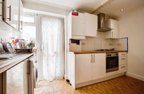 London Borough of Ealing Apartment | Spacious 3BR Home w/Garden & Parking | 25min to Central London