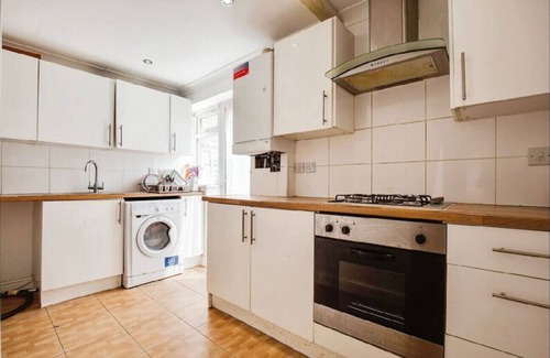 London Borough of Ealing Apartment | Spacious 3BR Home w/Garden & Parking | 25min to Central London