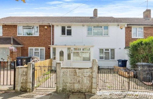London Borough of Ealing Apartment | Spacious 3BR Home w/Garden & Parking | 25min to Central London
