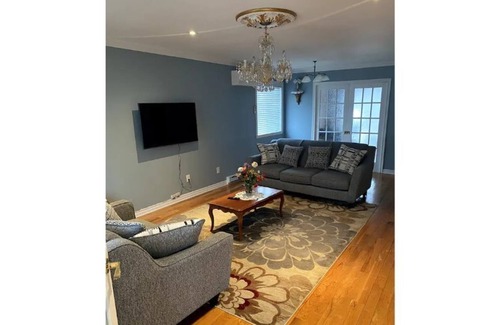 Pierrefonds-Roxboro House | Spacious 3BR Home - 20 mins to/from YUL Intl. Airport