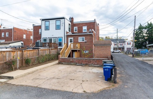 North Michigan Park House | Spacious 3BR Home Near Metro – Pet-Friendly & Perfect for Groups