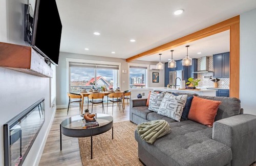 Port Gardner House | Spacious 3BR Home Sleeps 8 Private Backyard