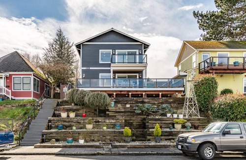 Port Gardner House | Spacious 3BR Home Sleeps 8 Private Backyard