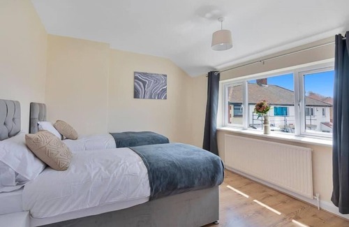 Turkey Street House | Spacious 3BR House in Enfield N.London with Garden