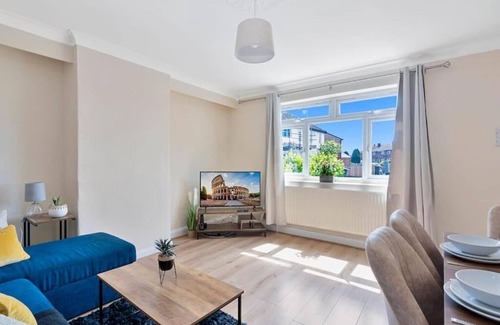 Turkey Street House | Spacious 3BR House in Enfield N.London with Garden