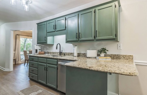 Malbis House | Spacious 3BR Lake Forest Home w/Pool Sleeps 8!