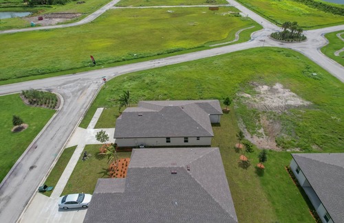 Fort Pierce House | Spacious 3BR residential near the beach (10 mins)