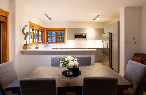 Nordic Estates Villa | Spacious 3BR:Sleeps 8 Comfortably,Pool,Hot Tub,Patio+BBQ& Near Valley Trail!