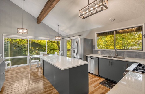West Haven-Sylvan House | Spacious 4,000 Sq Ft House In Quiet Neighborhood
