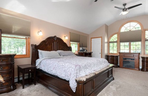 Ocean Park House | SPACIOUS 4 BD | SLEEPS 10 | HOT TUB | OUTSIDE AREA