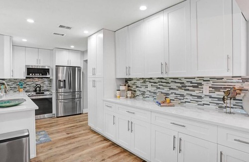 Lake Park House | Spacious 4 bed, 3 baths in highly desirable Lake Park.