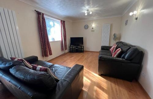 Rushmoor District House | Spacious 4 bed Farnborough AirShow