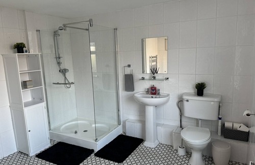 Preston House | Spacious 4 Bed Home En-suite