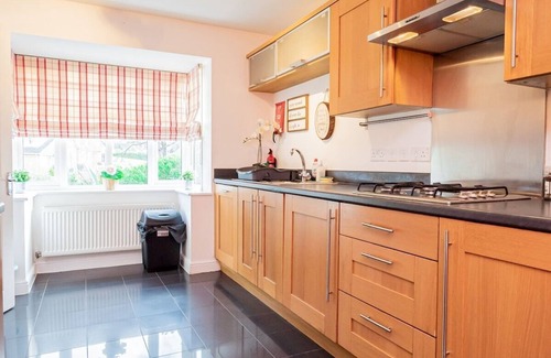Tilehurst Apartment | Spacious 4 Bed house with parking and garden