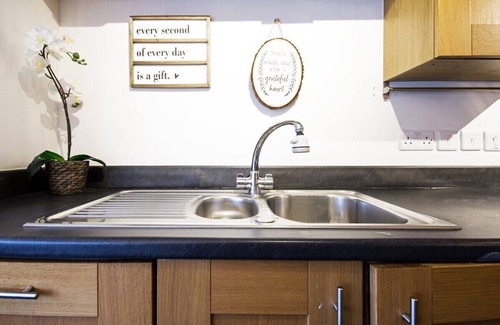 Tilehurst Apartment | Spacious 4 Bed house with parking and garden