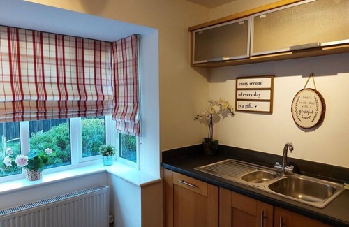 Tilehurst Apartment | Spacious 4 Bed house with parking and garden