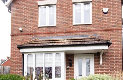 Tilehurst Apartment | Spacious 4 Bed house with parking and garden