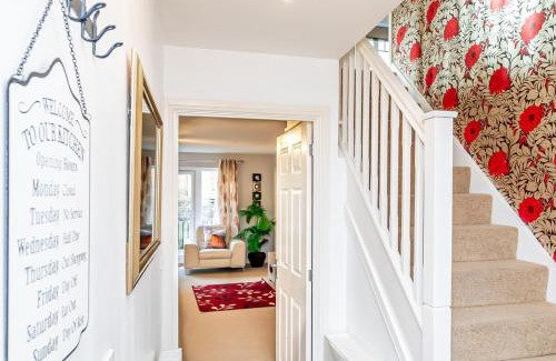 Tilehurst House | Spacious 4 Bed house with parking and garden at Reading