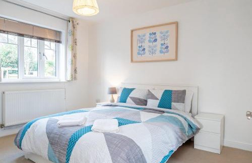 Tilehurst House | Spacious 4 Bed house with parking and garden at Reading