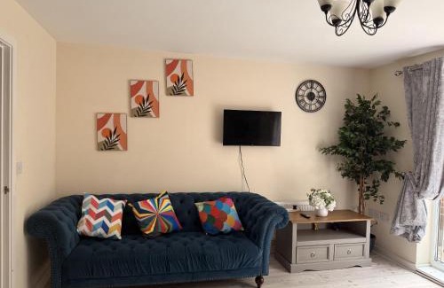 Eaton Socon House | Spacious 4 bed Townhouse, near town centre and riverside in StNeots