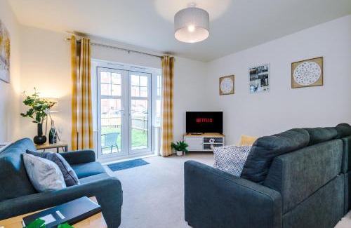 Crewe House | Spacious 4-Bed Townhouse in Crewe by 53 Degrees Property, Ideal for Contractors & Business, FREE Parking