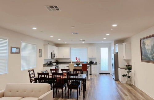 Rubidoux House | Spacious 4-bedroom house with WiFi, AC in peaceful neighborhood, Free Parking