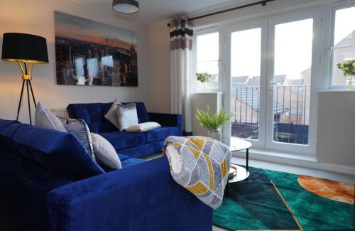 Peterborough House | Spacious 4 Bedroom, 3 Bath House by Jesswood Properties Contractors, Business and Leisure with Free Parking and WIFI