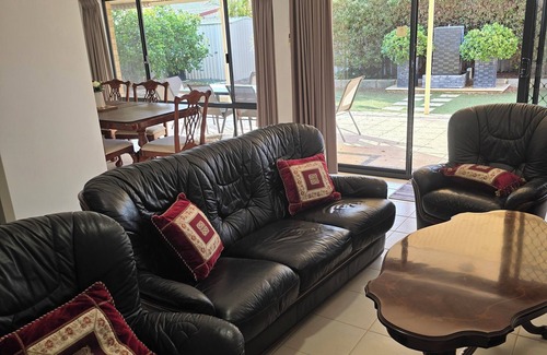 Dudley Park House | Spacious 4-bedroom house with AC, WiFi in enchanting Dudley Park. Tourist place.