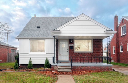 Allen Park House | Spacious 4-bedroom house in charming Allen Park with WiFi, AC