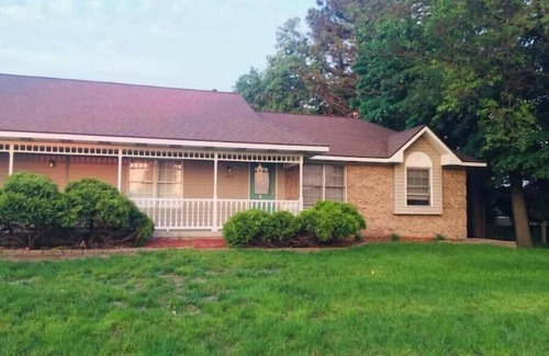 Grandville House | Spacious 4-bedroom house in fantastic Grandville with WiFi, AC