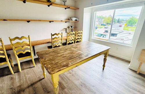 Abbott Loop House | Spacious 4-bedroom house in South Anchorage on greenbelt, lots of wild life.