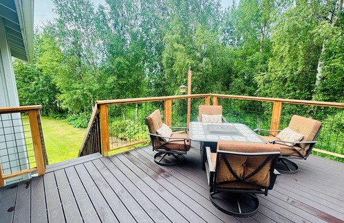 Abbott Loop House | Spacious 4-bedroom house in South Anchorage on greenbelt, lots of wild life.