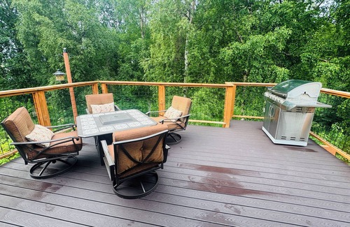 Abbott Loop House | Spacious 4-bedroom house in South Anchorage on greenbelt, lots of wild life.