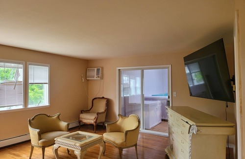 Bay Shore House | Spacious 4-bedroom house with WiFi, fitness room in amazing Bay Shore