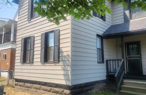 South Broadway House | Spacious 4-bedroom house in brilliant Cleveland with WiFi, AC sleeps 10